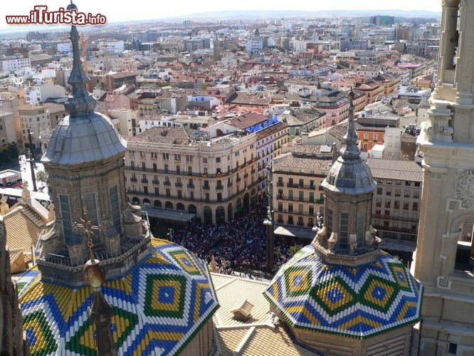 Immagine Veduta aerea di Saragozza, delle sue strade affollate e dei suoi tetti dall'alto della Cattedrale del Pilar - © casinozack / Shutterstock.com