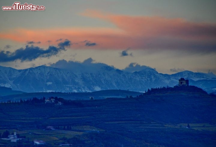 Immagine Panorama al tramonto dal Castello di Soave, si notano i Monti Lessini con la prima neve di stagione