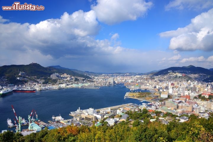 Immagine Una luminosa veduta aerea della Baia di Nagasaki, Giappone - © SeanPavonePhoto / Shutterstock.com