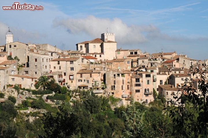 Immagine Panorama del borgo di Tourrettes sur Loup, Francia - A circa 4 km a ovest di Vence, su uno sperone roccioso che sovrasta le gole tortuose del torrente Loup, si trova il vecchio villaggio fortificato di Tourrettes dove, si racconta, che secoli fa le violette abbiano deciso di fiorire diventando così una delle principali attività economiche e produttive del paese. Il centro storico si snoda lungo un'arteria dalla caratteristica forma a ferro di cavallo e ancora oggi viene considerato uno dei più interessanti ritrovi della Costa Azzurra per artisti, letterati e musicisti: d'altronde con un panorama così è difficile pensare il contrario © Sonja Vietto Ramus