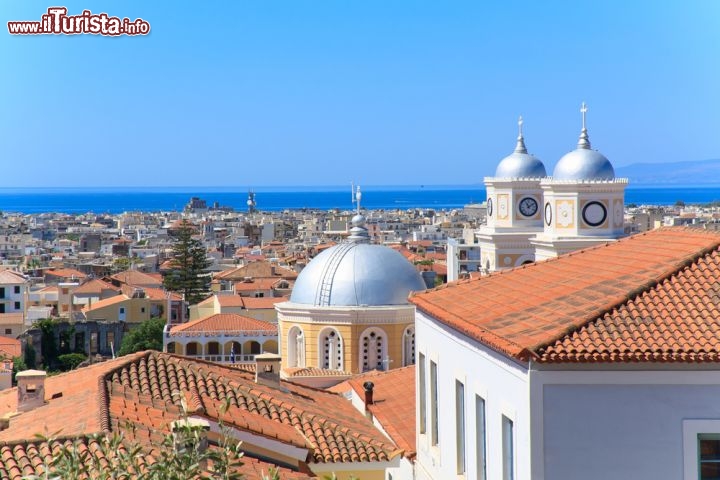 Immagine Foto panoramica del centro di Kalamata, Peloponneso - Cittadina greca del Peloponneso, Kalamata è un borgo marittimo con un'appassionante storia alle spalle dove acque cristalline, atmosfere mediterranee e paesaggi ancora incontaminati si fondono alla perfezione con un passato storico degno di grande importanza. Nel marzo del 1891, Kalamata è stata la prima località greca ad ottenere libertà dai turchi dopo oltre 30 anni trascorsi sotto la loro dominazione. In questa immagine, uno scorcio panoramico sul centro storico della città con il mare blu cobalto sullo sfondo © Nick Pavlakis / Shutterstock.com