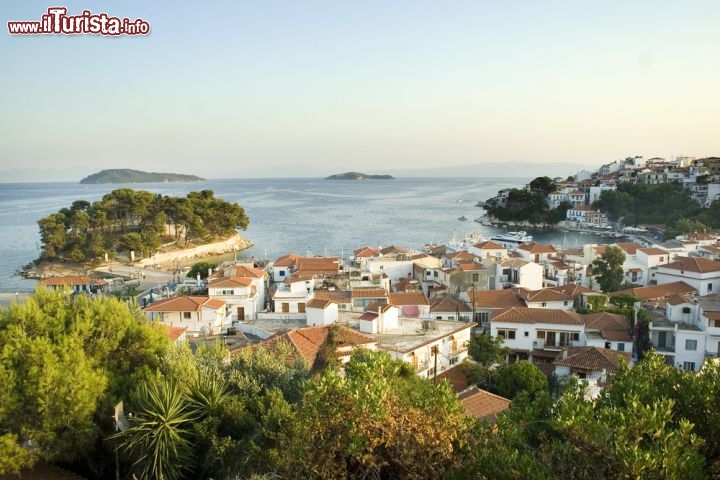 Immagine Panorama sul  centro di SKiathos, ed il bel mare della Grecia, nelle isole Sporadi - © BrankoG / Shutterstock.com