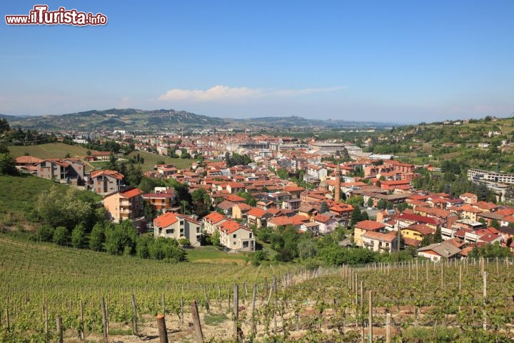 Immagine Panorama del centro di Alba, Piemonte, Italia. Adagiata fra verdi colline, Alba è una delle località più frequentate del Piemonte da turisti provenienti da tutto il mondo - © Rostislav Glinsky / Shutterstock.com