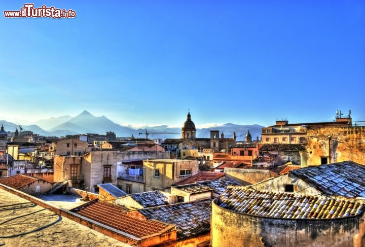 Immagine Panorama del centro di Palermo, nel nord-ovest della Sicilia, coi suoi tetti pittoreschi e la cupola della cattedrale. Sullo sfondo la sagoma del Monte Cuccio, alto 1050 m - © Gandolfo Cannatella / Shutterstock.com