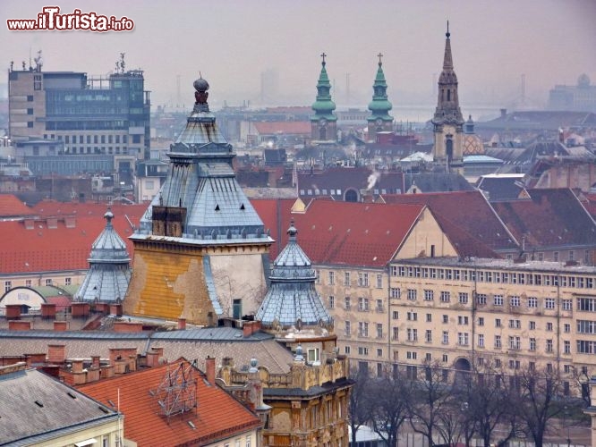 Immagine Panorama del centro storico di Budapest, Ungheria - Nata ufficialmente nel 1873 dall'unione delle città di Buda e Obuda, sulla sponda occidentale del Danubio, con Pest, su quella orientale, la capitale ungherese è anche la maggior città del paese per numero di abitanti che sono circa 1 milione e 700 mila. In questa immagine un suggestivo panorama dall'alto che accompagna alla scoperta del cuore storico di questa affascinante località dell'est che piace molto ai turisti tanto da farla inserire nelle 30 città più visitate al mondo.