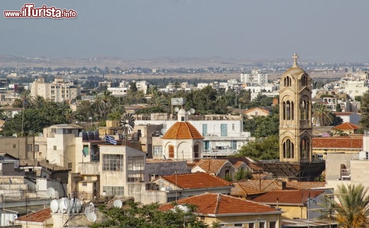 Immagine Panorama del centro storico di Nicosia, la storica città dell'isola di Cipro, contesa tra ciprioti e turchi da circa 40 anni - © Kirill__M / Shutterstock.com