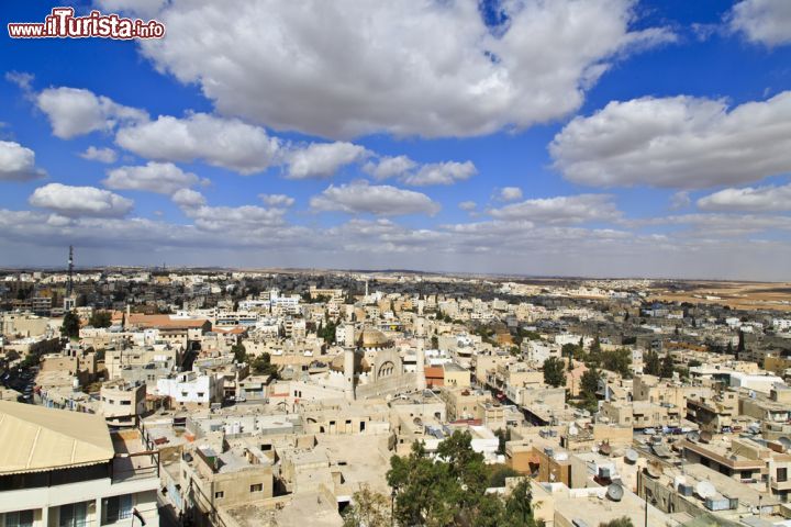 Immagine Panorama della città di Madaba in Giordania. E' famosa per i suoi mosaici, tra cui uno che rappresenta una antica mappa geografica - © Ahmad A Atwah / Shutterstock.com