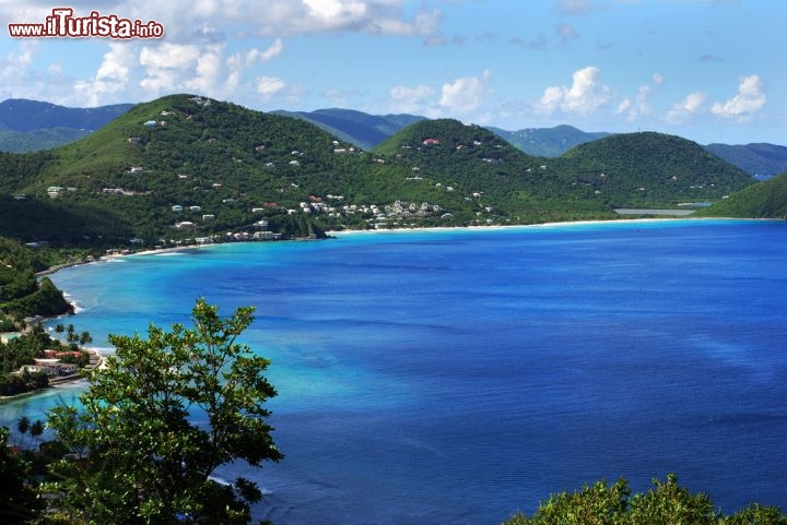 Immagine Panorama di un tratto di costa a Tortola, isola dei caraibi nel gruppo delle BVI, le Isole Vergini Britanniche - © Ramunas Bruzas / Shutterstock.com