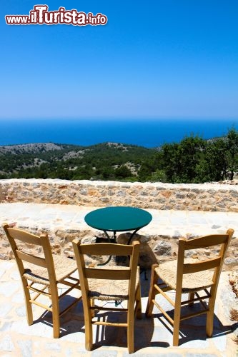 Immagine Panorama del mare della Grecia visto da Avgonima, sull'isola di Chios, nell'Egeo nord-orientale. Avgonima è un piccolo villaggio situato sul lato occidentale dell'isola - a 16 km dal capoluogo Chios e a 6 km circa da Anavatos - fondato in epoca molto antica e quasi completamente abbandonato negli anni Sessanta, quando molti abitanti si trasferirono nelle città. Questo ha fatto sì che conservasse intatte le sue architetture tradizionali, e oggi è un vero gioiello di quiete e bellezza: gli abitanti fissi si contano sulla punta delle dita, e i turisti vi trovano una pace quasi irreale - © Chris T Pehlivan / Shutterstock.com