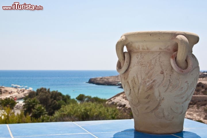 Immagine Panorama da una villa di Lampedusa. Molti vacanzieri affittano case ed appartamenti durante la stagione estiva, venendo a godere del mare trasparente e del clima soleggiato - © RZ Design / Shutterstock.com