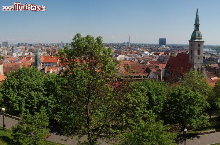 Immagine Panorama dal Castello di Bratislava, Slovacchia - Situato nel centro storico della città, sulla sommità di una collina rocciosa, il castello di Bratislava fu costruito attorno al X° secolo: le sue 4 torri sono considerate il simbolo della città tant'è che l'edificio è raffigurato anche sulle monete nazionali da 10, 20 e 50 centesimi di Euro. In una posizione dominante rispetto al fiume Danubio, dal castello di Bratislava si gode di una vista panoramica eccellente sulla città e se il tempo è sereno anche di Vienna e addirittura dell'Ungheria. In questa immagine un suggestivo scorcio sul centro della capitale slovacca.