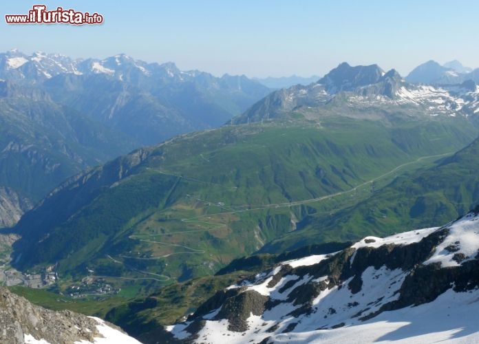 Immagine Panorama dal Gemmstock verso il versante del nuovo comprensorio in basso a sx area del nuovo sviluppo immobiliare, che vuole lanciare Andermatt come nuova meta di villeggiatura della Svizzera