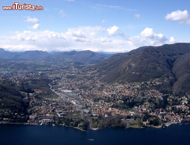 Immagine Il Panorama dal Pissarottino  - Brunate non a caso è chiamata il Balcone delle Alpi, e grazie alla funicolare che collega Como alla cittadina Lombarda, tutti possono godere di queste viste mozzafiato. Qui ci troviamo alla fine di via Passarottina, un altro punto panoramico famoso è quello del Faro Voltiano - © Swiss79 / it.wikipedia.org/