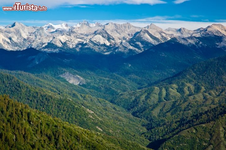 Immagine Panorama dalla Moro Rock, una cima granitica, raggiungibile con l'omonimo sentiero, che si trova all'interno del Parco Nazionale Sequoia - Kings Canyon in California - © Anatoliy Lukich / Shutterstock.com