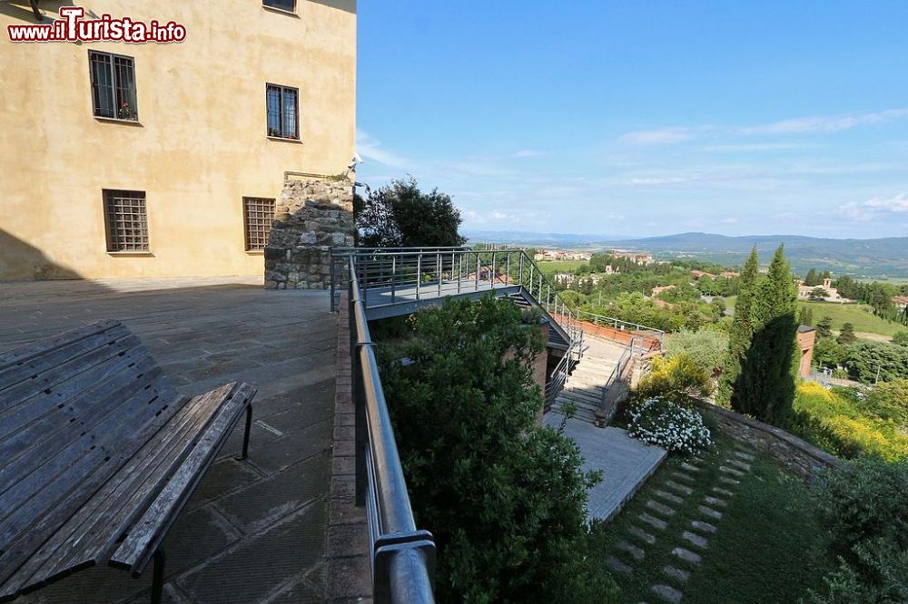 Immagine Panorama dalla Rocca di Casole d'Elsa sulle colline della provincia di Siena, in Toscana  - © Federico Merlini - CC BY-SA 4.0, Wikipedia