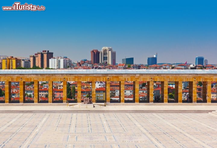 Immagine Panorama dalla terrazza del Mausoleo Ataturk ad Ankara. Il cosiddetto Anit Kabir riceve ogni anno migliaia di visitatori, ma anche tantissimi cittadini turschi che vengono ad omaggiare l'amatissimo Padre delle Patria, l'uomo che guidò la Turchia fuori dall'impero Ottomano - © Tatiana Popova / Shutterstock.com