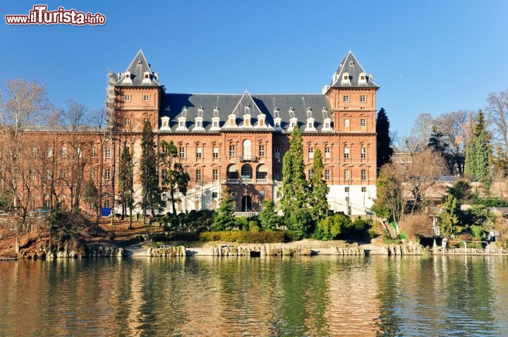 Immagine Il Castello del Valentino si trova a Torino, nell'omonimo Parco del Valentino, lungo le rive del Po. Dal 1997 è protetto dall'UNESCO, poiché fa parte delle Ville Sabaude dichiarate Patrimonio dell'Umanità, ed è sede della Facoltà di Architettura del Politecnico di Torino. Costruito nel XVI secolo e ristrutturato il secolo successivo, conserva tuttora splendidi affreschi del Seicento - © ROBERTO ZILLI / Shutterstock.com