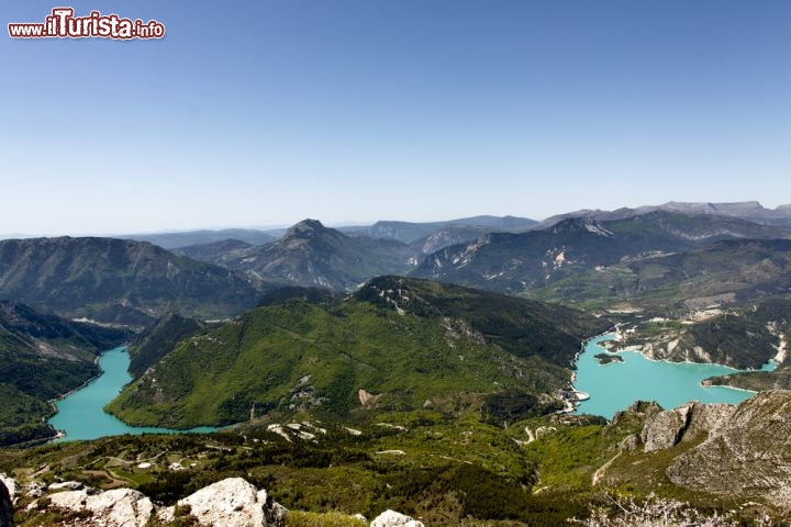 Immagine Panorama del fiume Verdon dalla cima del Cremon, sopra la cittadina di Castellane in Provenza. Questo borgo francese è considerata la porta orientale alle Gorges du Verdon, conosciute con il nome di Grand Canyon d'Europa - © David Evison / Shutterstock.com