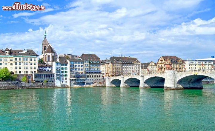 Immagine Fiume Reno a Basilea - Il fiume Reno (il cui nome deriva da una radice celtica che sta a significare "scorrere") nasce nelle Alpi svizzere nel Cantone Grigioni e segna il confine tra Svizzera e Germania prima di svoltare a nord con una serie di anse nei pressi di Basilea. Con i suoi 1326 chilometri di acque limpide e cristalline è uno dei più lunghi corsi fluviali d'Europa © J.Schelkle / shutterstock.com