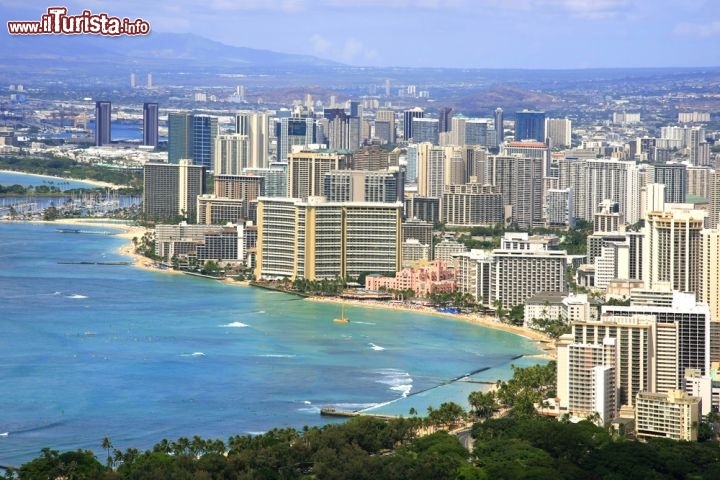 Immagine Panorama della spiaggia di Waikiki Beach. E' il lido cittadini di Honolulu, la città principale dell'isola di Oahu, alle Hawaii  - © Martina Roth / Shutterstock.com
