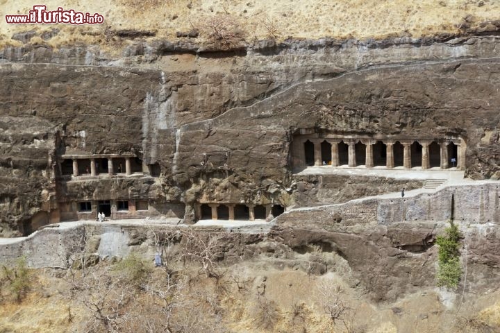 Immagine Panorama delle grotte scavate nella roccia delle Ajanta Caves nel Maharashtra, in India - © JeremyRichards / Shutterstock.com