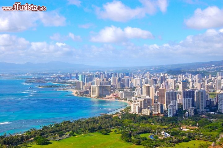 Immagine Panorama di Honolulu da Diamond Head, un cono vulcanico estinto (cono di scorie) che si trova nelle vicinanze della città. Ci troviamo alle isole Hawai, più precisamente in quella di Oahu  - © lmaronic / Shutterstock.com