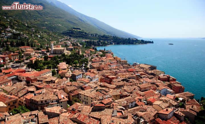 Immagine Fotografia aerea di Malcesine, Lago di Garda - Il più settentrionale dei paesi che sorgono sulla costa veronese del lago, Malcesine è un piccolo centro veneto di poco meno di 4 mila abitanti diventato con il tempo una delle perle turistiche di questo territorio che si estende fra il Lago di Garda e il Monte Baldo. Grazie alla sua attrattiva Malcesine richiama turisti provenienti non solo da tutt'Italia ma anche dall'Europa © Steve Heap / Shutterstock.com