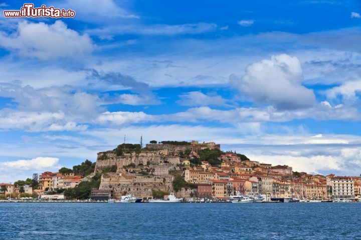 Immagine Panorama di Portoferraio visto dal mare, arrivando in traghetto da Piombino. Con i suoi 13 mila abitanti è il comune più popoloso dell'Isola d'Elba e il secondo per superficie dopo Campo dell'Elba, e oltre ad essere ricco di storia è dotato di moderne strutture ricettive e turistiche. Il nucleo più antico corrisponde alla cittadella fortificata, le cui case più esterne si fondevano con le mura di cinta - © Porojnicu Stelian / Shutterstock.com