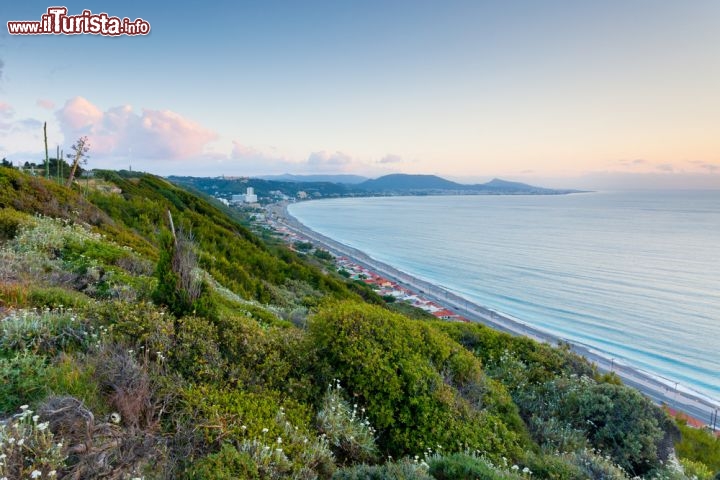 Immagine Panorama di Rodi al tramonto, Grecia - Un tratto di costa dell'isola di Rodi visto dalla collina di Agios Stefanos, meglio noto come Monte Smith. L'origine del nome si deve all'ammiraglio inlgese Sir William Sidney Smith che nel 1802 tenne testa alla flotta di Napoleone Bonaparte, impartendo ordini dall'alto della collina. Lo stesso condottiero francese riconobbe l'audacia dell'ammiraglio citandolo persino nelle sue memorie © Birute Vijeikien / Shutterstock.com