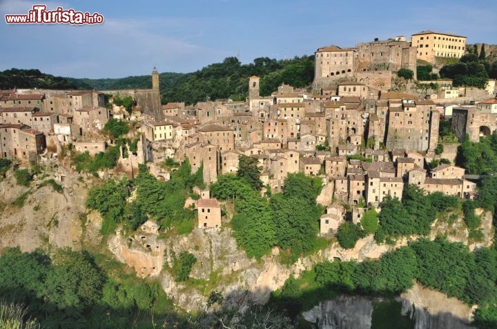 Immagine Il Panorama di Sorano fotografato dal belvedere di San Rocco sulla strada per Sovana