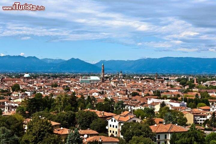 Immagine Veduta dall'alto di Vicenza, la città veneta del celebre architetto rinascimentale Andrea Palladio - © Jorg Hackemann / Shutterstock.com