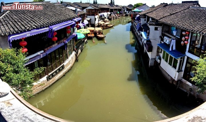 Immagine Panorama di un canale della Città cinese di Zhouzhuang: il villaggio si trova a circa un terzo di strada tra Suzhou e Shanghai
