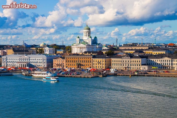 Immagine Panorama estivo del centro di Helsinki, la piacevole capitale della Finlandia - © Oleksiy Mark / Shutterstock.com