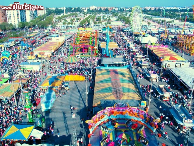 Immagine Una foto panoramica della fiera di Siviglia (o Feria de Abril), che si svolge ogni anno una (o due) settimane dopo la Pasqua nel capoluogo andaluso, in Spagna.