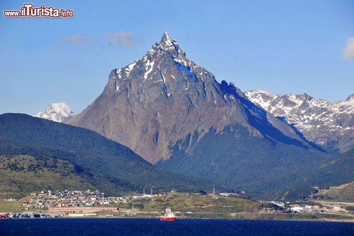 Immagine Panorama australe: una foto da Ushuaia, nella Terra del Fuoco dell'Argentina - © meunierd / Shutterstock.com