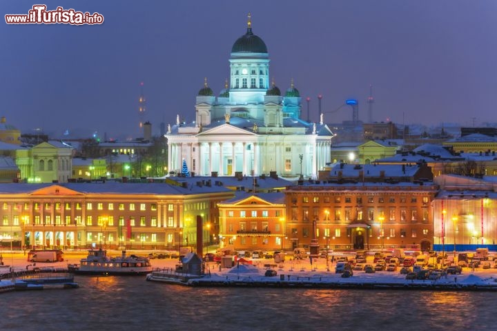 Immagine Panorama in inverno ad Helsinki, la capitale della Finlandia - © Oleksiy Mark / Shutterstock.com