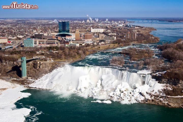 Immagine Panorama invernale, Cascate del Niagara, Canada: in questaforto scattata dalla Skylon Tower, sul lato canadese, si può ammirare un panorama completo del territorio attraversato dal Niagara River - Foto © Oleg V. Ivanov / Shutterstock.com