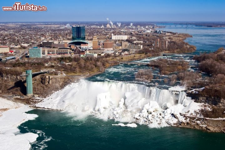 Immagine Panorama invernale, Cascate del Niagara, Canada: in questaforto scattata dalla Skylon Tower, sul lato canadese, si può ammirare un panorama completo del territorio attraversato dal Niagara River - Foto © Oleg V. Ivanov / Shutterstock.com