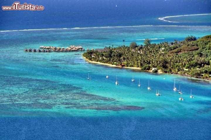 Immagine Panorama della laguna di Moorea con le water Villas dell'hotel Hilton, in Polinesia