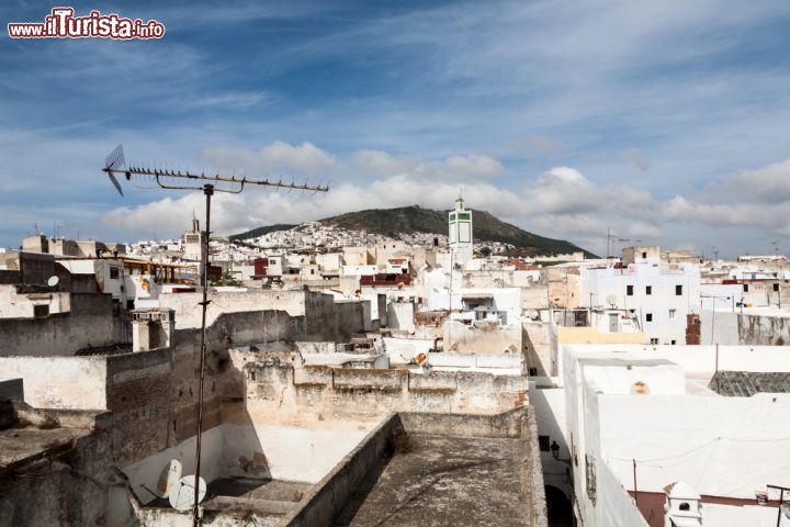 Immagine Panorama della medina di Tetouan, si trova nel Marocco settentrionale - © Eduardo Lopez / Shutterstock.com