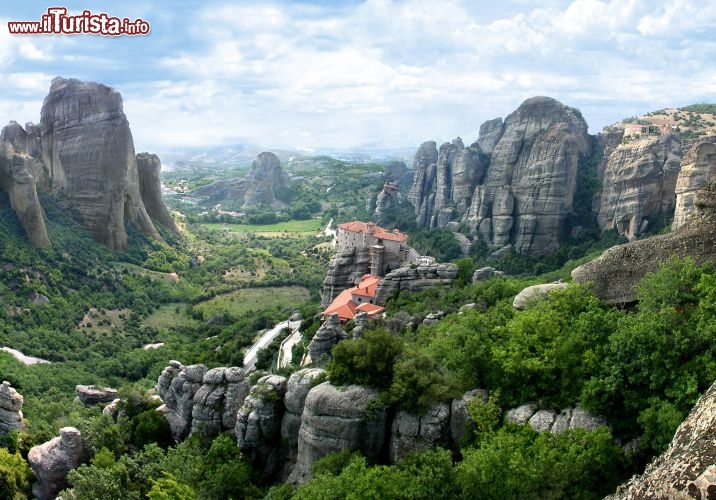 Immagine Foto panoramica sui monti delle Meteore, Grecia  - Paradiso di bellezze naturali dove storia e leggenda si fondono alla perfezione fra di loro, Meteora nel nord della Grecia, è una famosa località incastonata sul lembo occidentale della Tessaglia. Patrimonio mondiale dell'umanità, questo luogo, il cui nome tradotto dal greco significa "sospesa in aria", è sin dall'antichità incrocio di rotte avventurose © maytree / Shutterstock.com