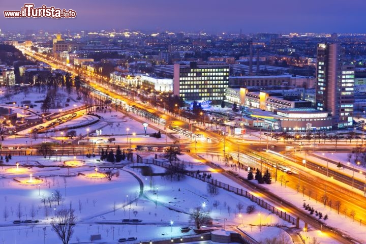 Immagine Panorama notturno di Minsk, Bielorussia: dopo il tramonto la città diventa un intrico di luci, qui ancora più brillanti grazie al riflesso della neve. Nella capitale la vita notturna è sempre vivace: soprattutto nei weekend, ma anche in settimana, sono moltissimi i locali del centro in cui fare le ore piccole - © Oleksiy Mark / Shutterstock.com