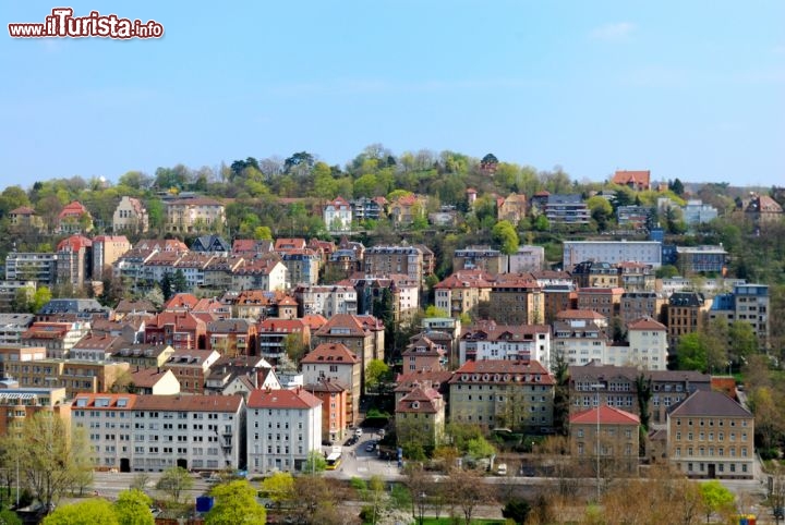 Immagine Panorama di Stoccarda, la bella città tedesca nel land del Baden-Wurttemberg, immersa tra boschi e vigneti a pochi passi dal corso del Neckar. Tutti i quartieri del centro sono accoglienti e curati, con spazi verdi e l'architettura tipica della Germania - © Yuriy Davats / Shutterstock.com