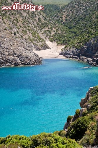 Immagine Panorama da un sentiero che domina Cala Domestica, la famosa spiaggia vicino a Buggerru in Sardegna - imagesef / Shutterstock.com