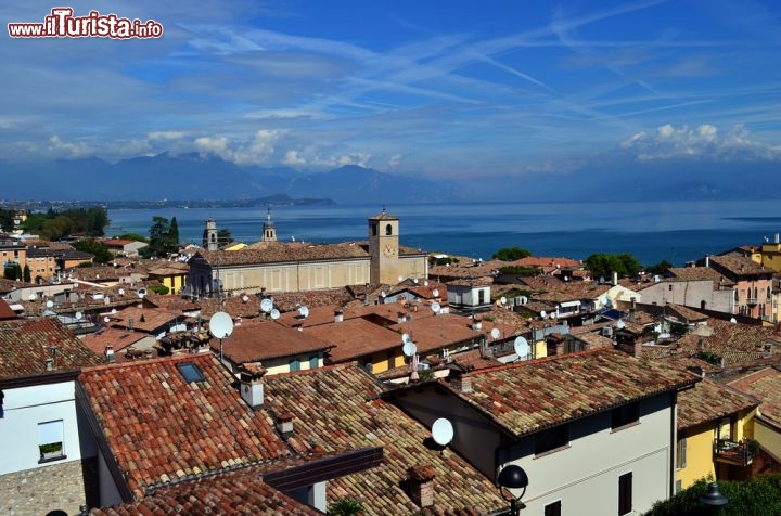 Immagine Scorcio panoramico dai tetti, Desenzano del Garda - Incastonato lungo un golfo del Lago di Garda, uno dei più suggestivi specchi d'acqua d'Italia, Desenzano è un vivace centro cittadino popolato da 28 mila abitanti. Il toponimo Desenzano risalirebbe dal nome proprio Decentius, proprietario di podere e villa del IV secolo di cui si possono ancora visitare gli scavi © Allik / Shutterstock.com