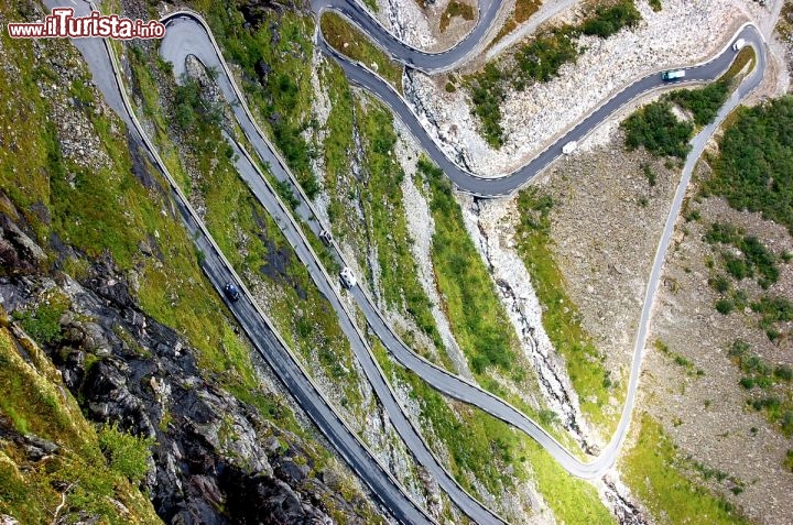 Immagine Il panorama vertiginoso da Utstikten, il famoso belvedere sulla strada dei Trollstigen in Norvegia.