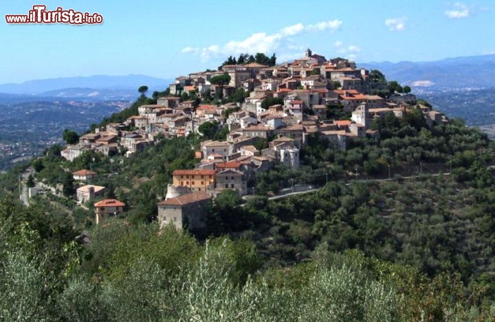 Immagine Panorama del villaggio arroccato di Castro dei Volsci, uno dei borghi più belli della provincia di Frosinone nel Lazio - © www.comune.castrodeivolsci.fr.it/