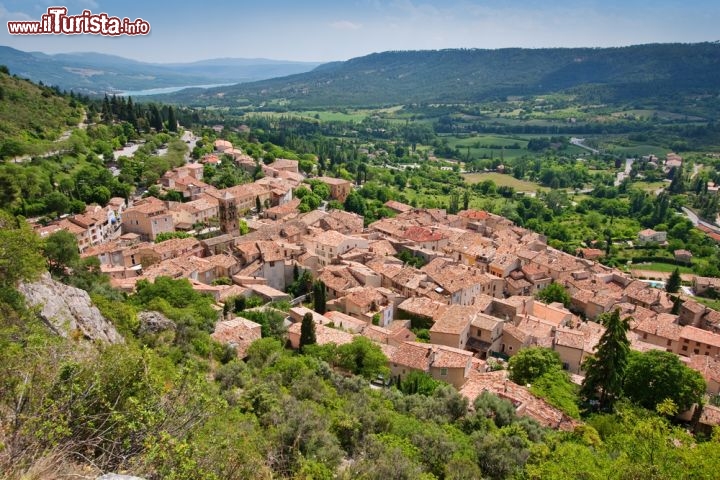 Immagine Panoramica del villaggio di Moustiers-Sainte-Marie in Provenza, Francia - © Zbynek Jirousek / shutterstock.com