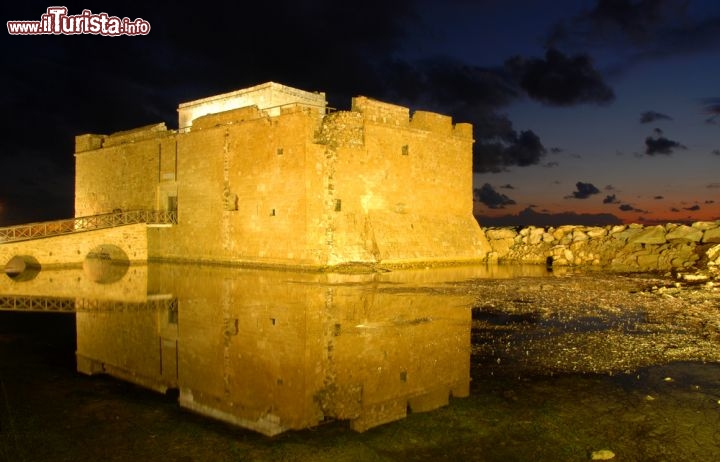 Immagine Il castello di Paphos, nella parte sud-occidentale di Cipro, fu costruito in età bizantina per proteggere il porto e la città dagli attacchi dei nemici, in particolare dai Turchi. Oggi è sede di spettacoli e eventi culturali, affascinante soprattutto di sera, quando si staglia illuminato contro il cielo scuro - © Palis Michalis  / Shutterstock.com