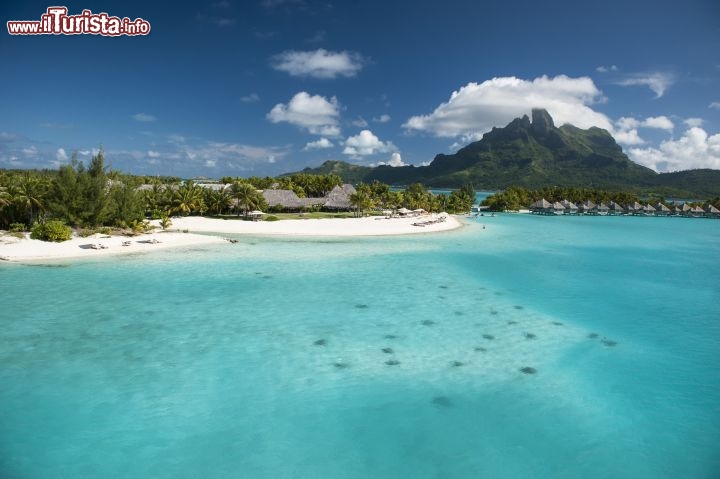 Immagine Un vero Paradiso in Terra: la laguna di Bora Bora presso il resort di St. Regis, in Polinesia Francese - cortesia www.stregisborabora.com/